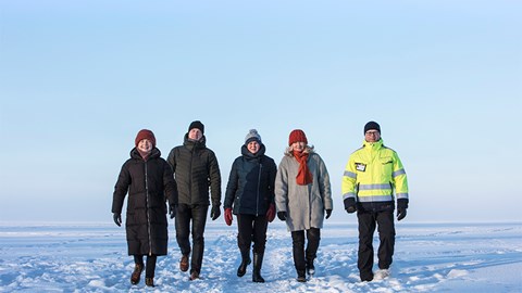 Oulun Energian työntekijöitä talvisella meren jäällä.