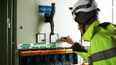 An Oulun Energia employee adjusts a knob.