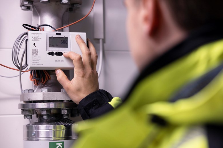 An Oulun Energia employee adjusts a meter at an S-market.