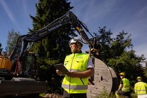 Sähköverkon rakennustyömaa aurinkoisena kesäpäivänä