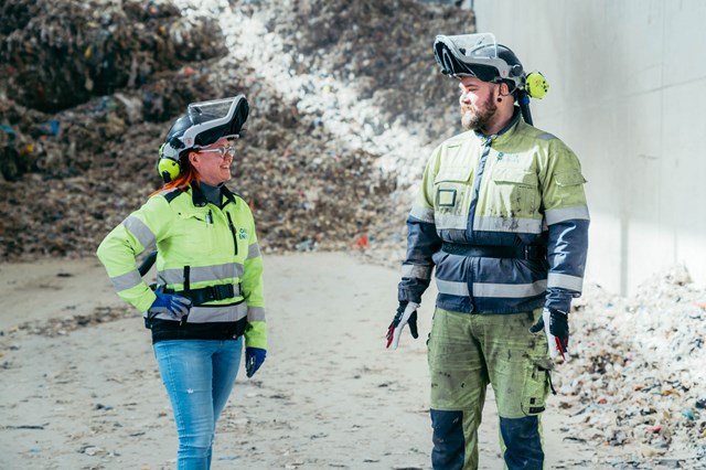 Two Syklo employees in front of srf-waste.